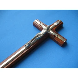Krzyż drewniany ciemny brąz z paskiem 18 cm